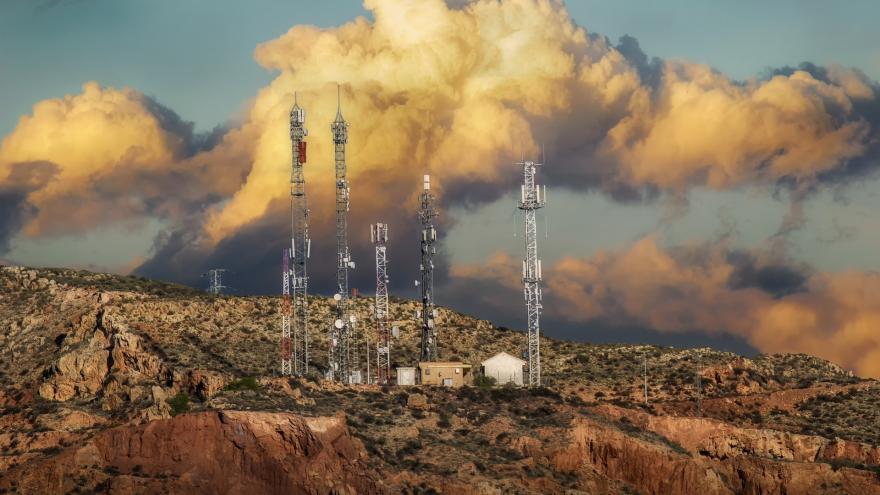 Varias antenas de telefonía en lo alto de una loma