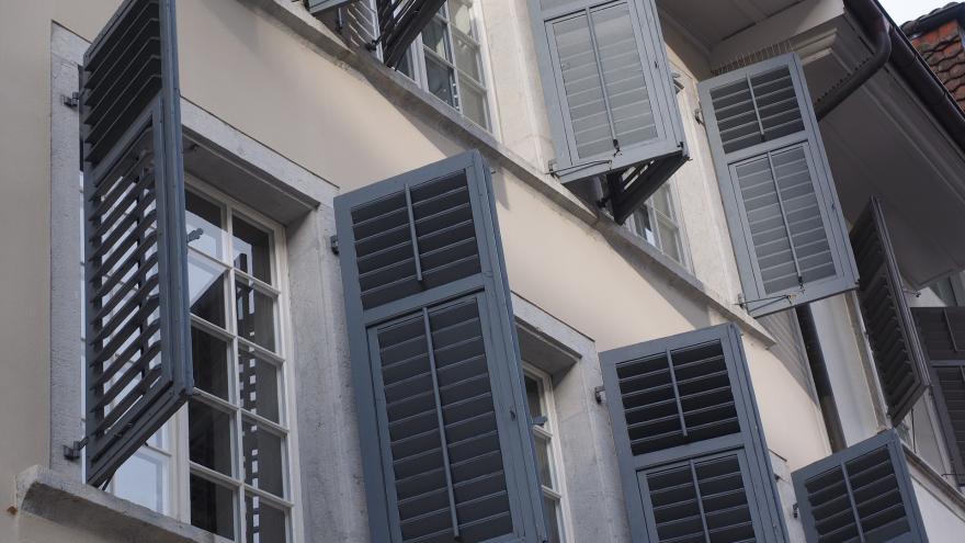 Exterior de un edificio con ventanas y contraventanas