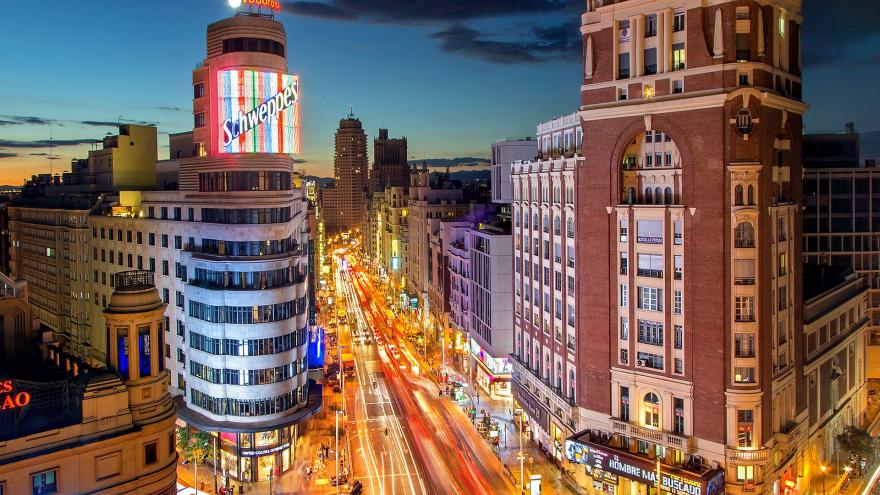 Vista desde lo alto de la Gran Vía de Madrid de noche
