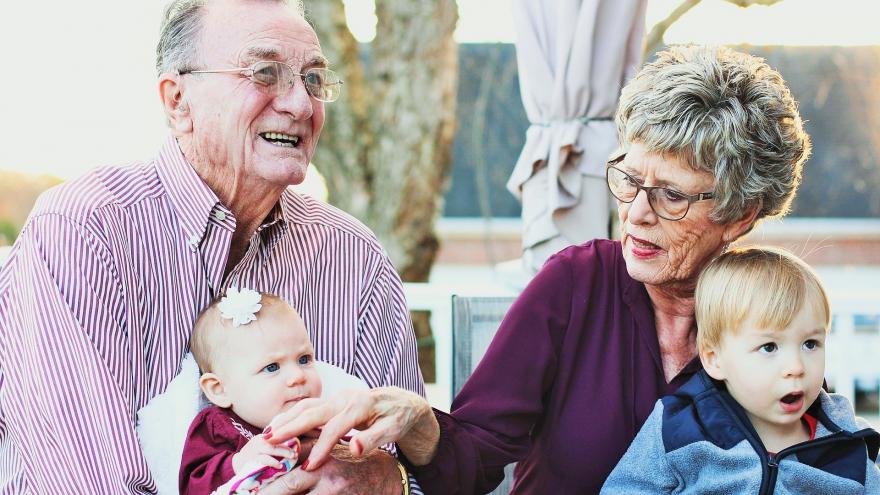 Abuelos con nietos en brazos