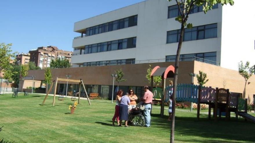 Jardín y fachada residencia mayores