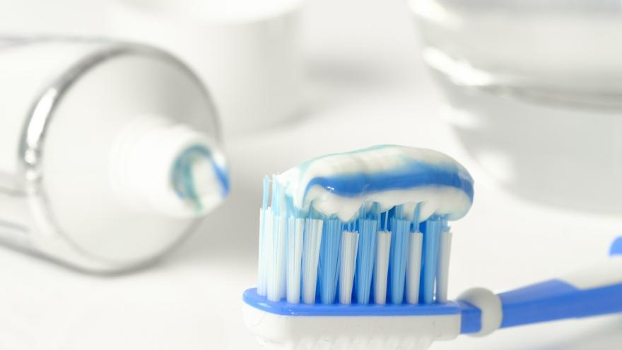 Formación Alzheimer Cepillo_y pasta de_dientes
