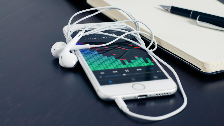 Teléfono móvil con cascos