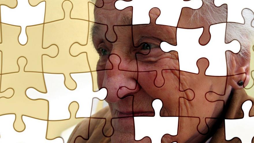 Piezas de puzzle cara mujer mayor