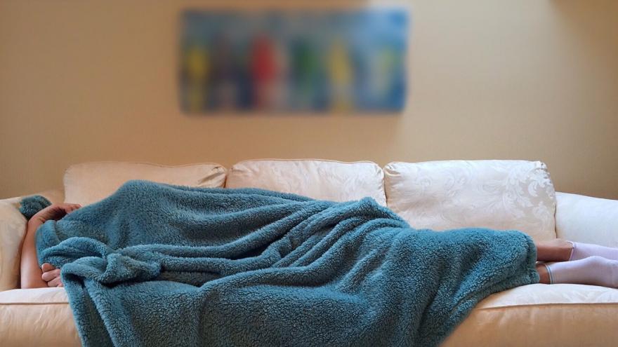 Persona durmiendo en un sofá