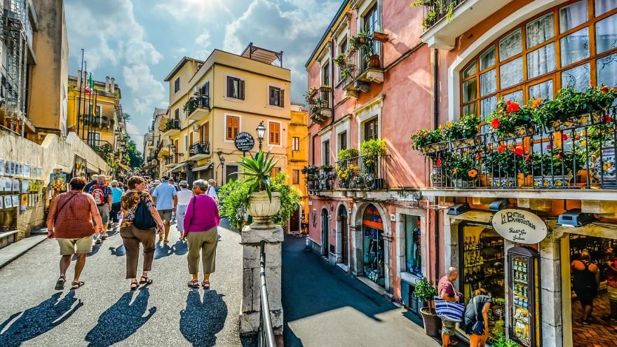 Grupo de turistas paseando por una calle