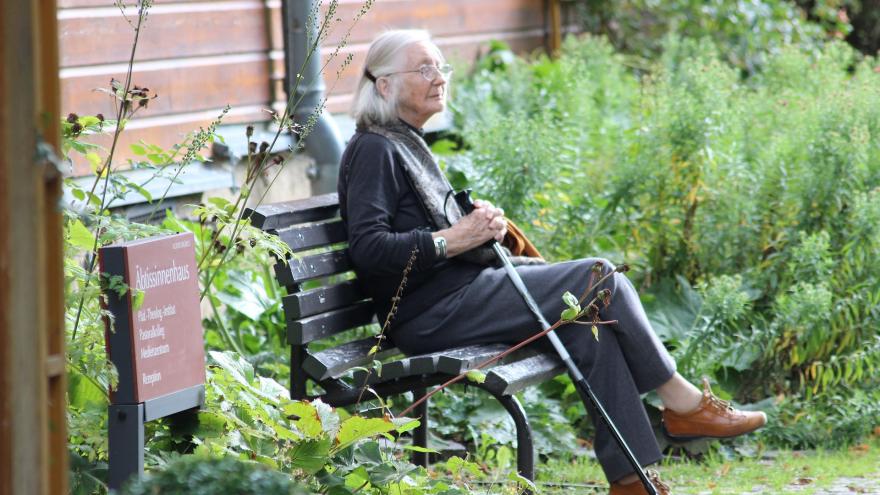 Mujer mayor sentada en un banco