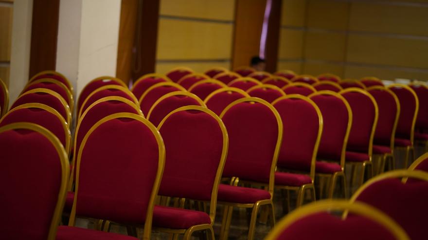 Foto de butacas en un auditorio