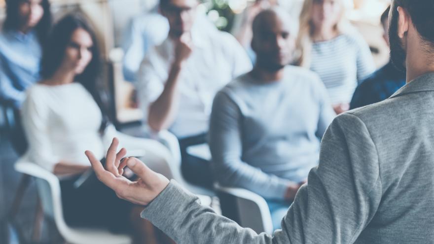 Un docente dando una charla