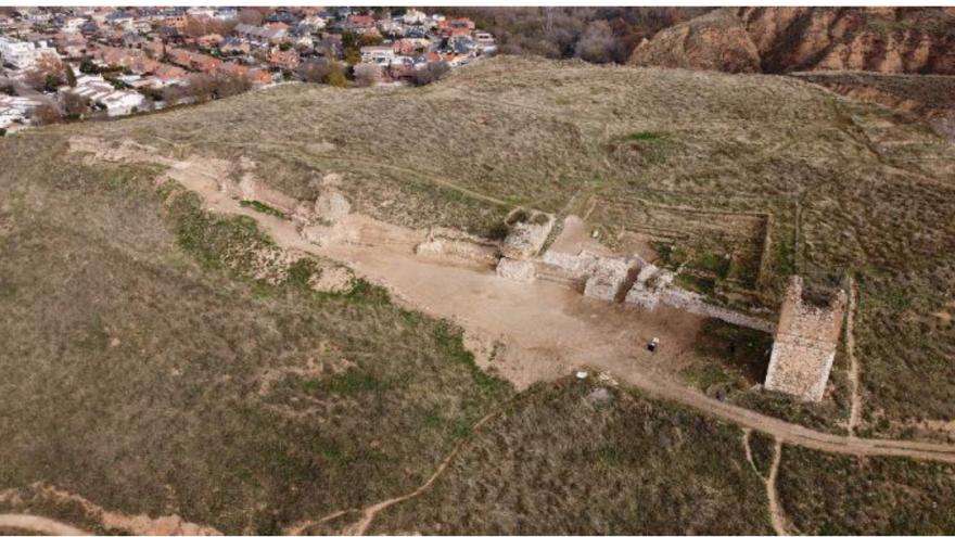 Vista aérea del paño principal de la muralla 