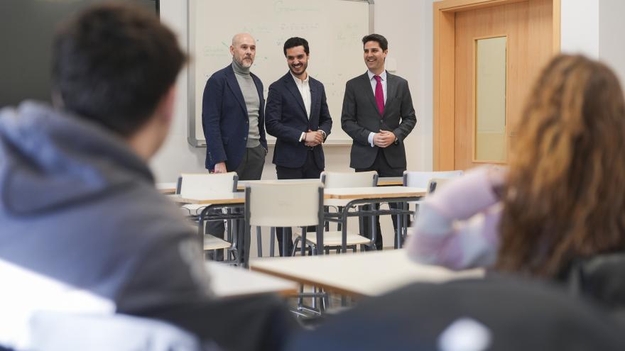 La Comunidad de Madrid invierte más de 8,5 millones para 600 nuevas plazas escolares públicas en Torrejón de Ardoz El consejero de Educación, Ciencia y Universidades