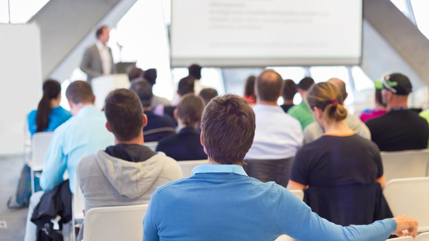 Un aula de clase frente a una pizarra 