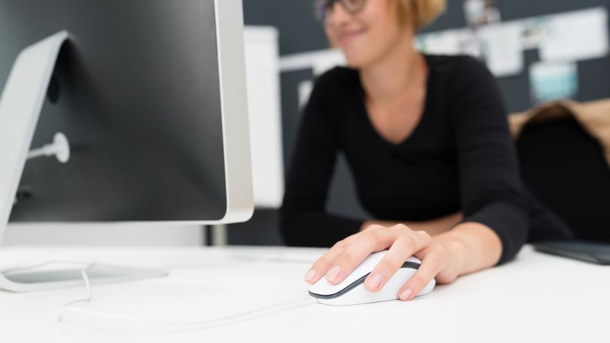 Una mujer frente al ordenador