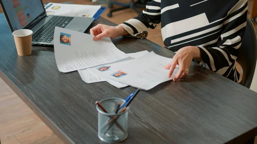 Unos currículos de personas que entran a trabajar