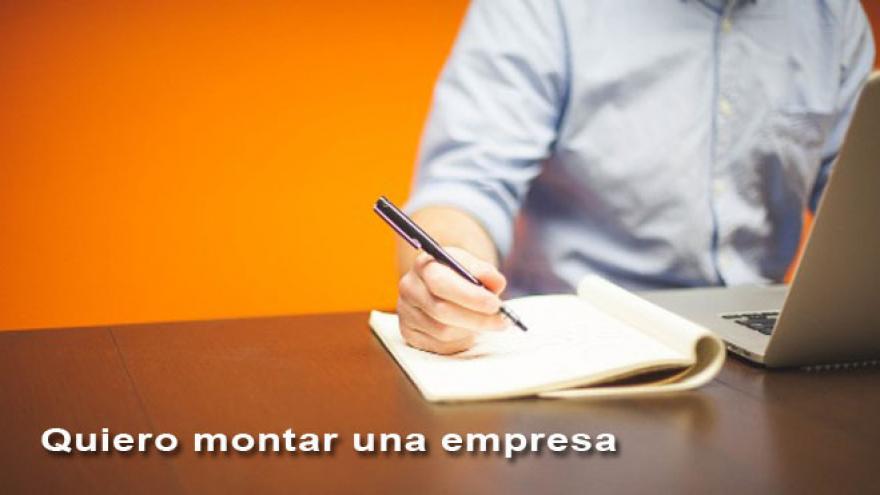 Persona firmando un documento