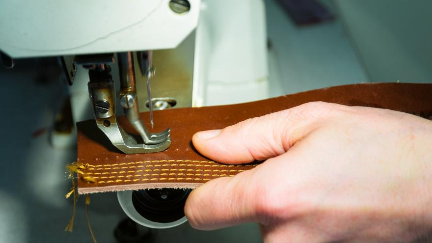 Imagen de marroquinero trabajando en el taller