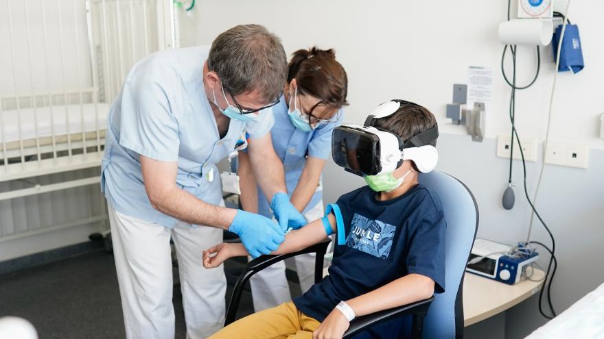 Un niño con unas gafas virtuales para hacer más llevadero a los menores las pruebas diagnósticas