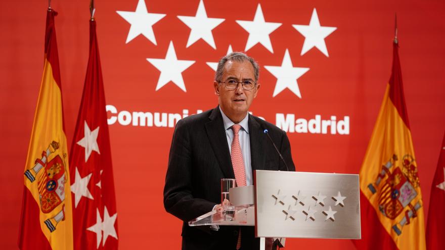 El consejero de Educación, Enrique Ossorio, hablando durante la rueda de prensa