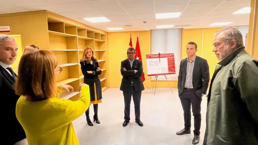 Counselor Enrique López during his visit to the Courts