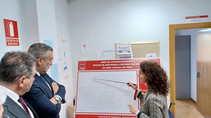 El consejero Enrique López observa la explicación