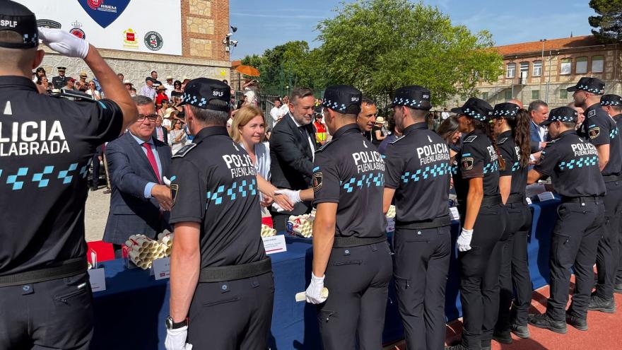 El consejero Enrique López da la mano a algunos agentes
