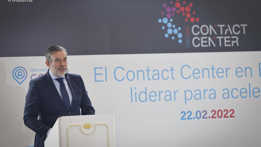 El consejero en el atril durante su intervención