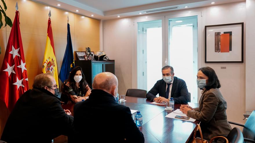 El consejero durante la reunión con Iñaki Arteta y Pedro Lanza