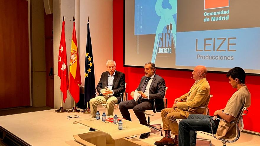 El consejero Enrique López conversando en el escenario durante la presentación del documental