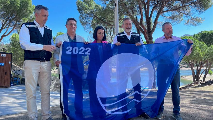 El consejero Enrique López muestra la bandera azul en el Pantano de San Juan