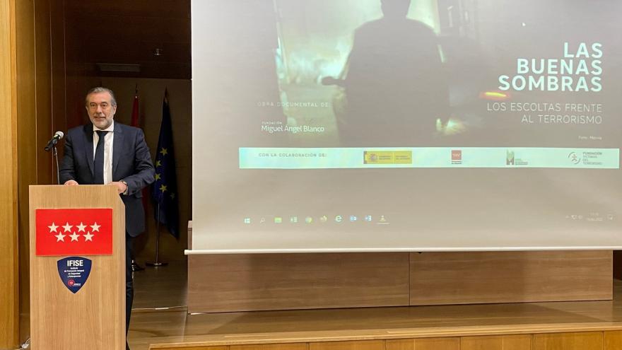 El consejero habla desde el atril del lugar de la proyección del largo