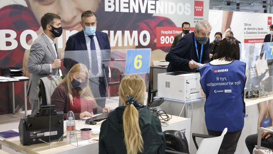 El consejero observa a los trabajadores de la oficina mientras atienden a varias personas