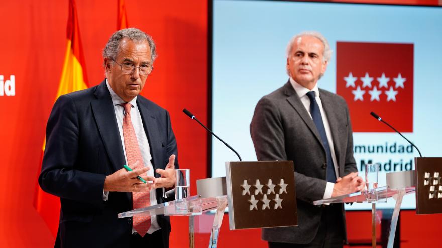Los consejeros Enrique Ossorio y Enrique Ruiz Escudero durante la rueda de prensa 