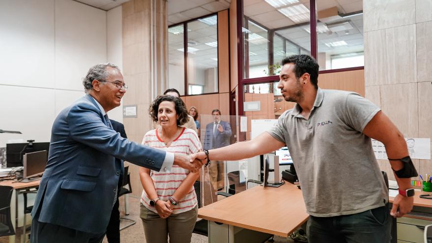 El consejero Enrique Ossorio saludando a algunas personas de la oficina