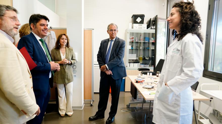El vicepresidente Enrique Ossorio conversa con algunos de los científicos