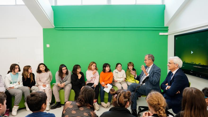 El vicepresidente Enrique Ossorio conversa con los alumnos 