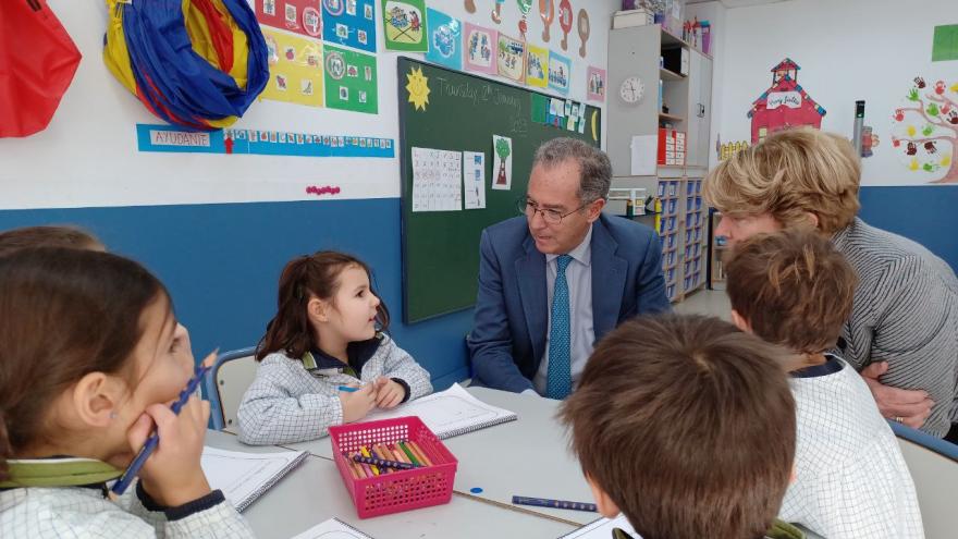 El vicepresidente conversando con algunos niños