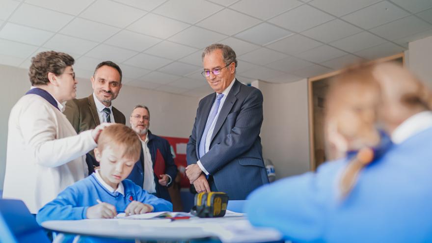 El consejero Enrique Ossorio observa a unos alumnos estudiando durante la visita