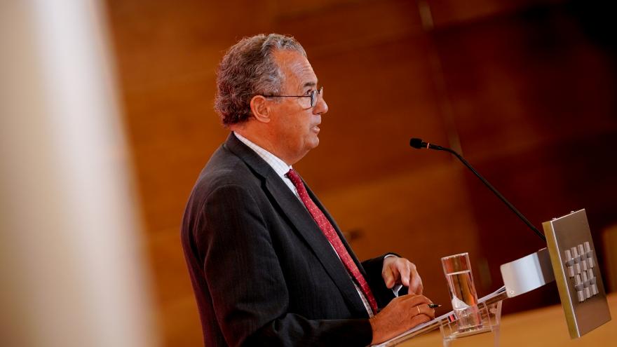 El vicepresidente de perfil durante la rueda de prensa 