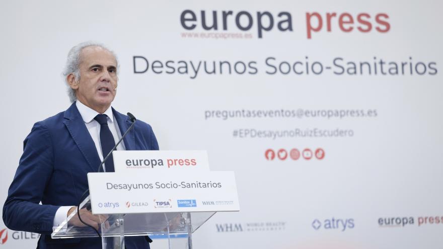 El consejero Enrique Ruiz durante su intervención en el desayuno