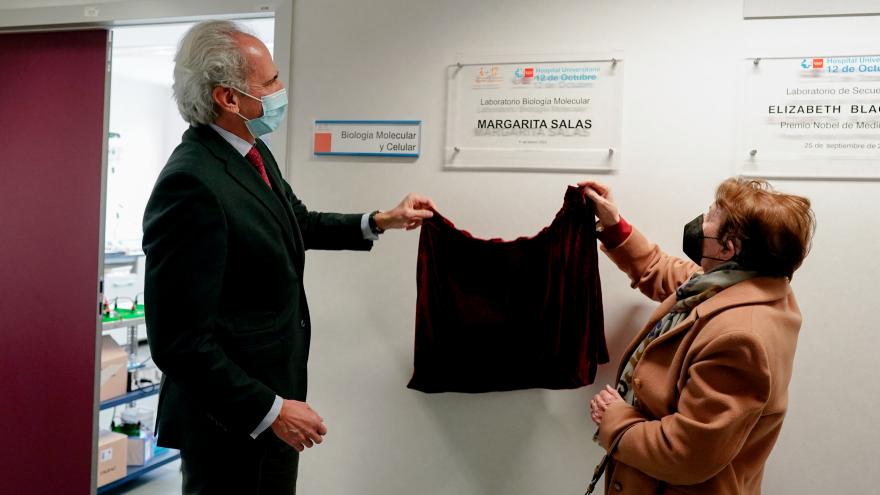 El consejero destapa una placa en el Hospital 12 de Octubre en homenaje a Margarita Salas