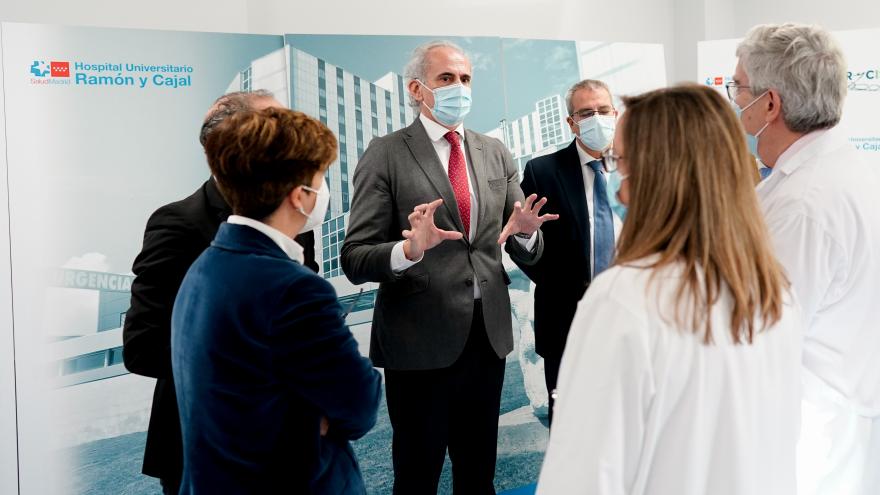 El consejero Escudero conversando con algunos médicos