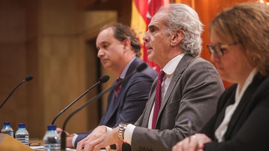 El consejero Enrique Ruiz hablando sentado en la mesa de presentación