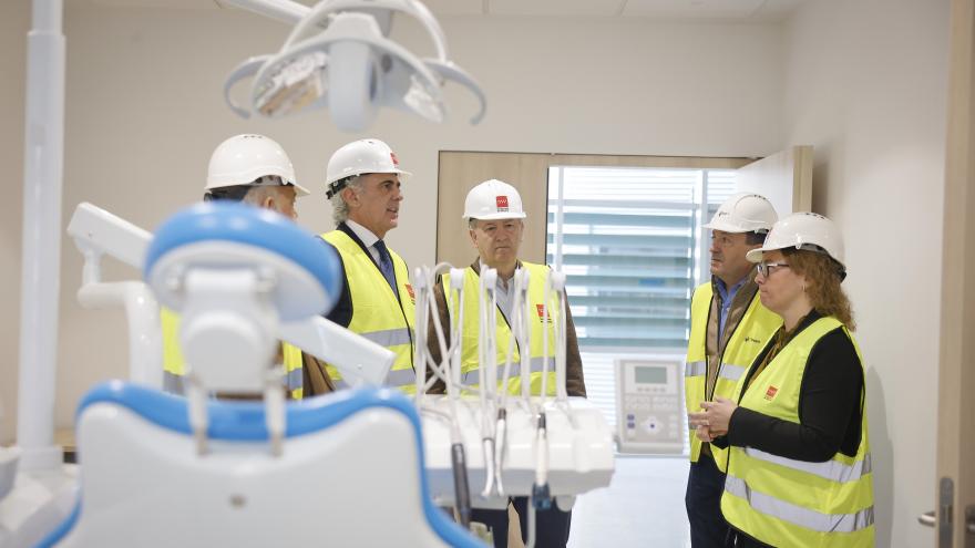 El consejero visitando las obras del Centro de Las Tablas