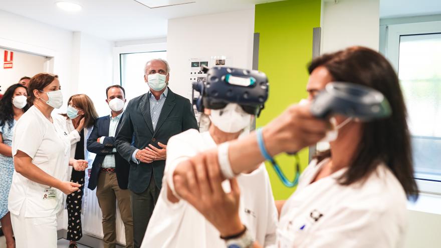 El consejero Enrique Ruiz viendo cómo funciona uno de los robots