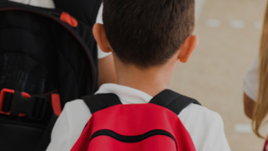 Un niño de espaldas con una mochila