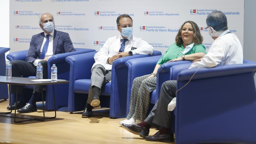 El consejero durante la conversación en el hospital