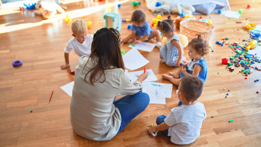 Unos niños en un salón de clases