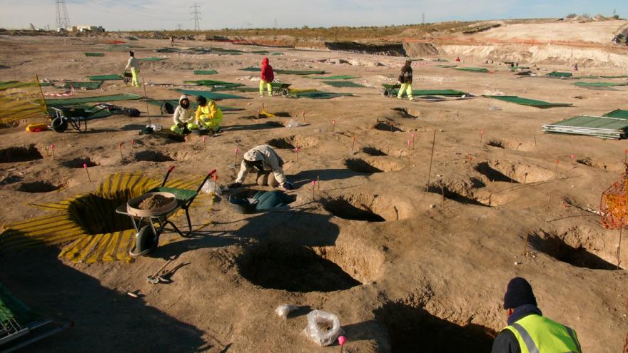 Imagen de una vista general de la excavación arqueológica de los pozos