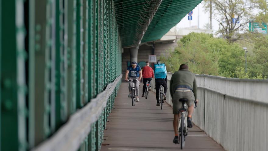 Usuarios de bicicleta en un carril bici
