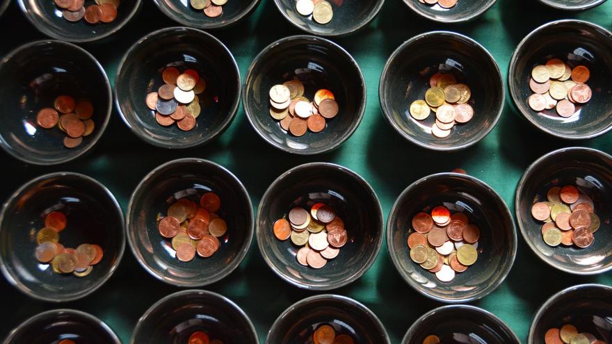 Cuencos con monedas de euro.